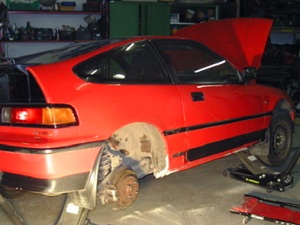 Restaurierungsarbeiten bei einem Honda CRX