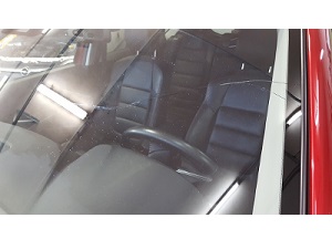 Windschutzscheibenreparatur eines Mazda CX5