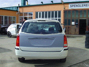 Ford Focus weiss Vorbereitungsarbeiten an der Heckklappe